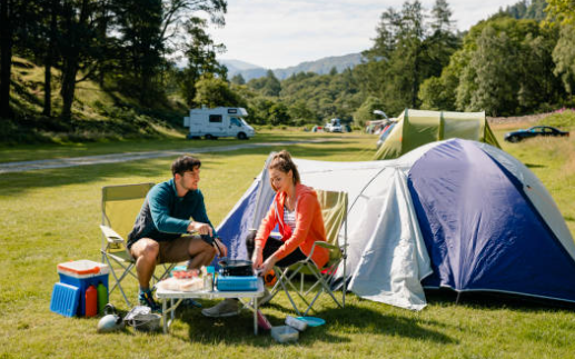 comiendo en mesa de camping